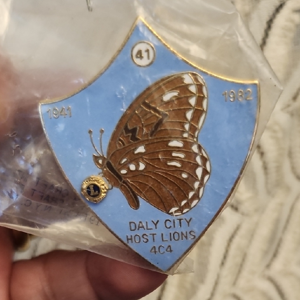 Daly City Host Lions Club 4C4 1982 Commemorative Souvenir Trading Pin